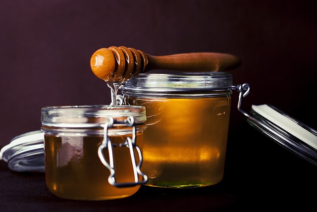 Pure Sidr honey in a glass jar with a wooden honey dipper – rich in nutrients and health benefits.